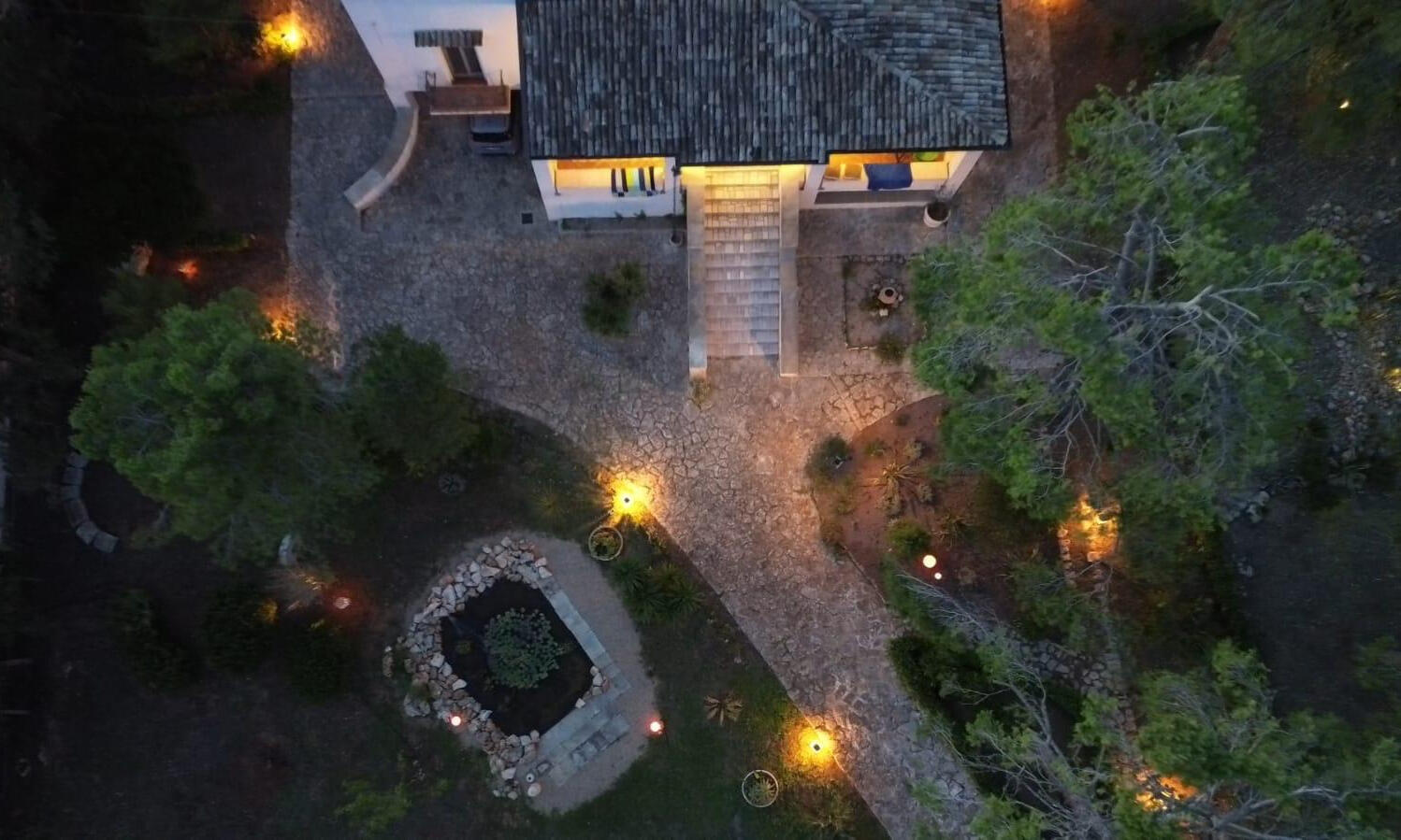 Aerial lighting design and stone paving courtyard by Studio 183. Progetto illuminotecnico pavimentazione esterna villa di lusso.