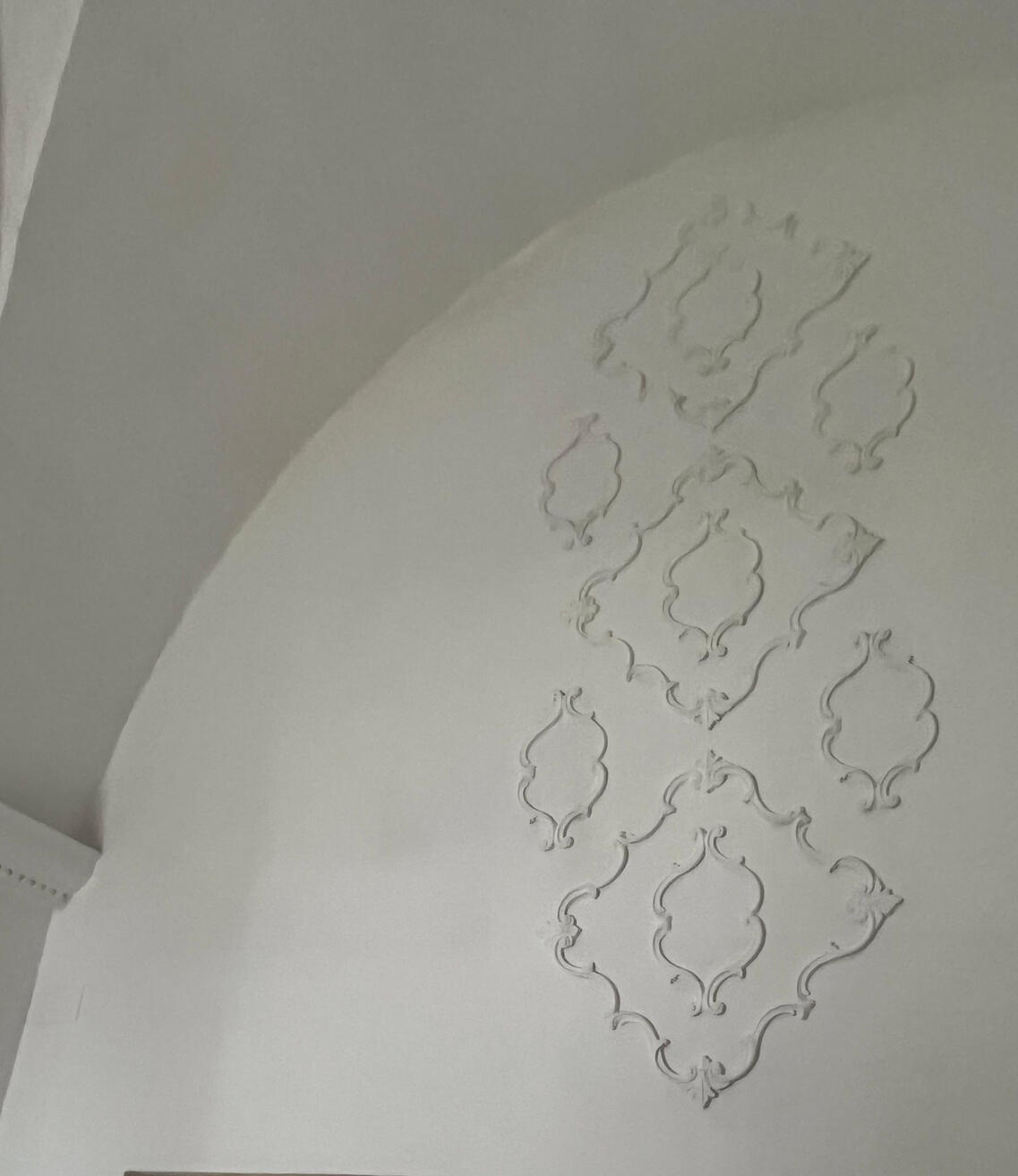 Dettaglio ravvicinato di stucchi d'epoca restaurati su una volta storica nel Salento. Heritage Styling e recupero di finiture tradizionali in masserie di pregio in Puglia firmato Studio 183.
